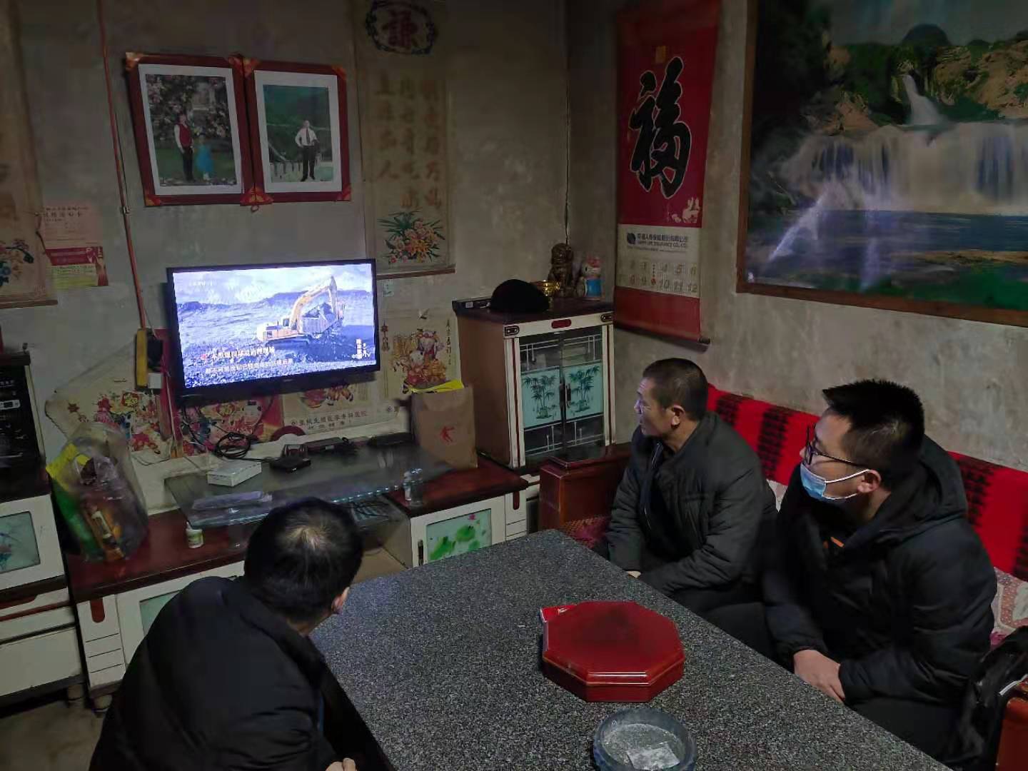 靖安乡干群同步观看《正风反腐就在身边》警示教育片  提高廉政“免疫力”
