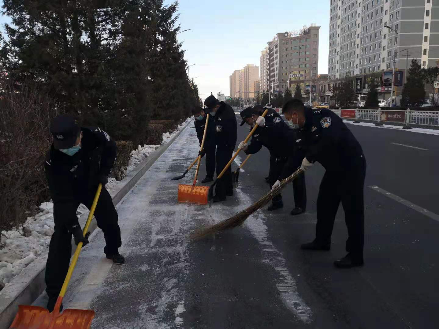 张掖市公安局甘州分局纪委开展铲冰除雪行动