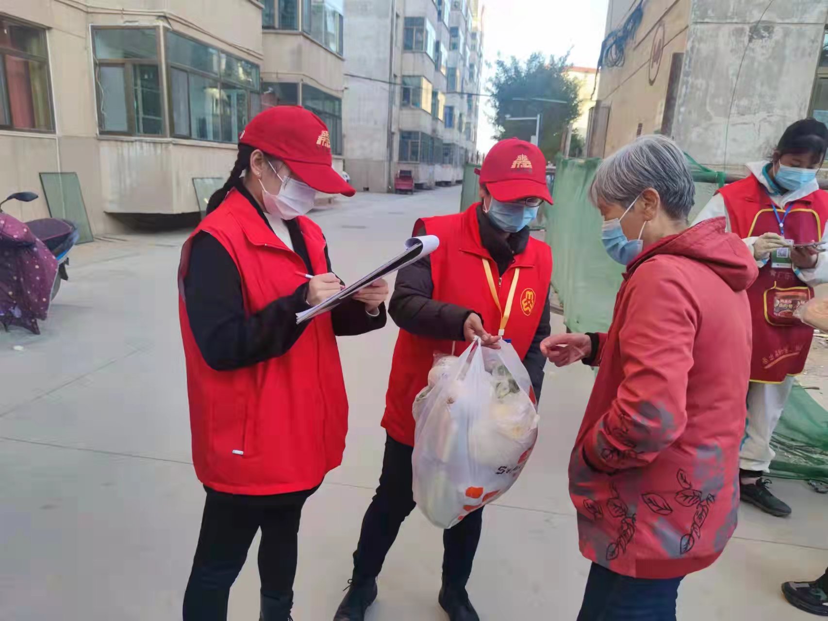 甘州区监委特约监察员履职在疫情防控一线