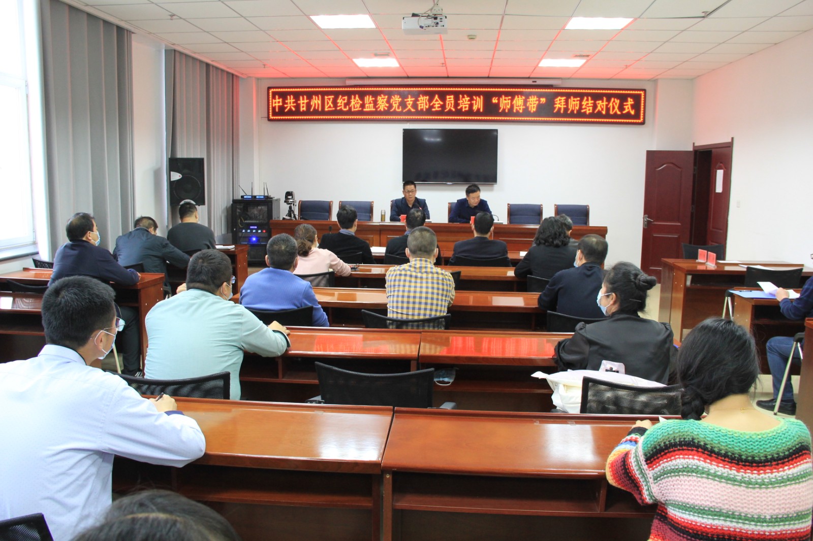 甘州区纪委监委举行全员培训 “师傅带”拜师结对仪式
