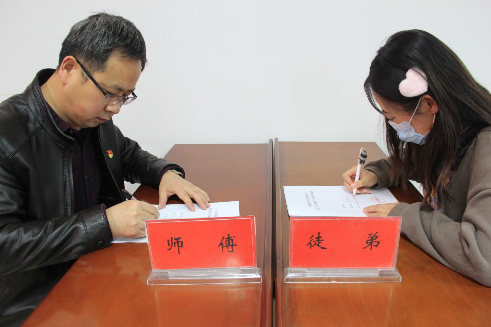 甘州区纪委监委举行全员培训 “师傅带”拜师结对仪式
