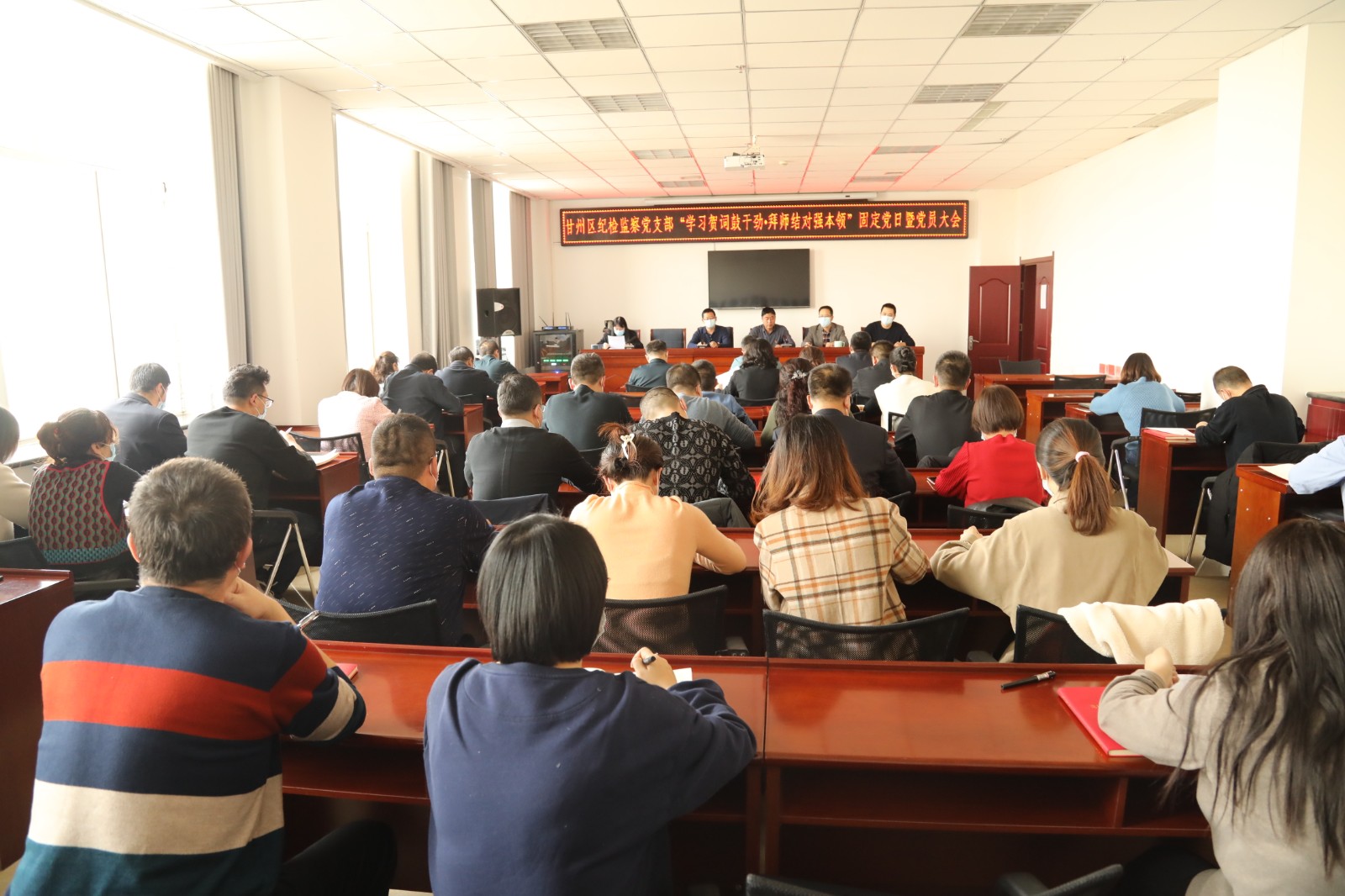 甘州区纪检监察党支部开展 “学习贺词鼓干劲·拜师结对强本领” 固定党日活动
