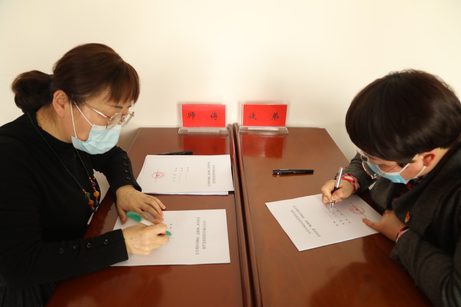 甘州区纪检监察党支部开展 “学习贺词鼓干劲·拜师结对强本领” 固定党日活动