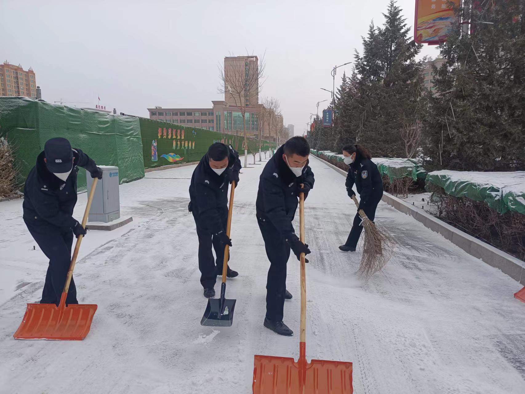 张掖市公安局甘州分局纪委组织开展铲冰除雪行动     