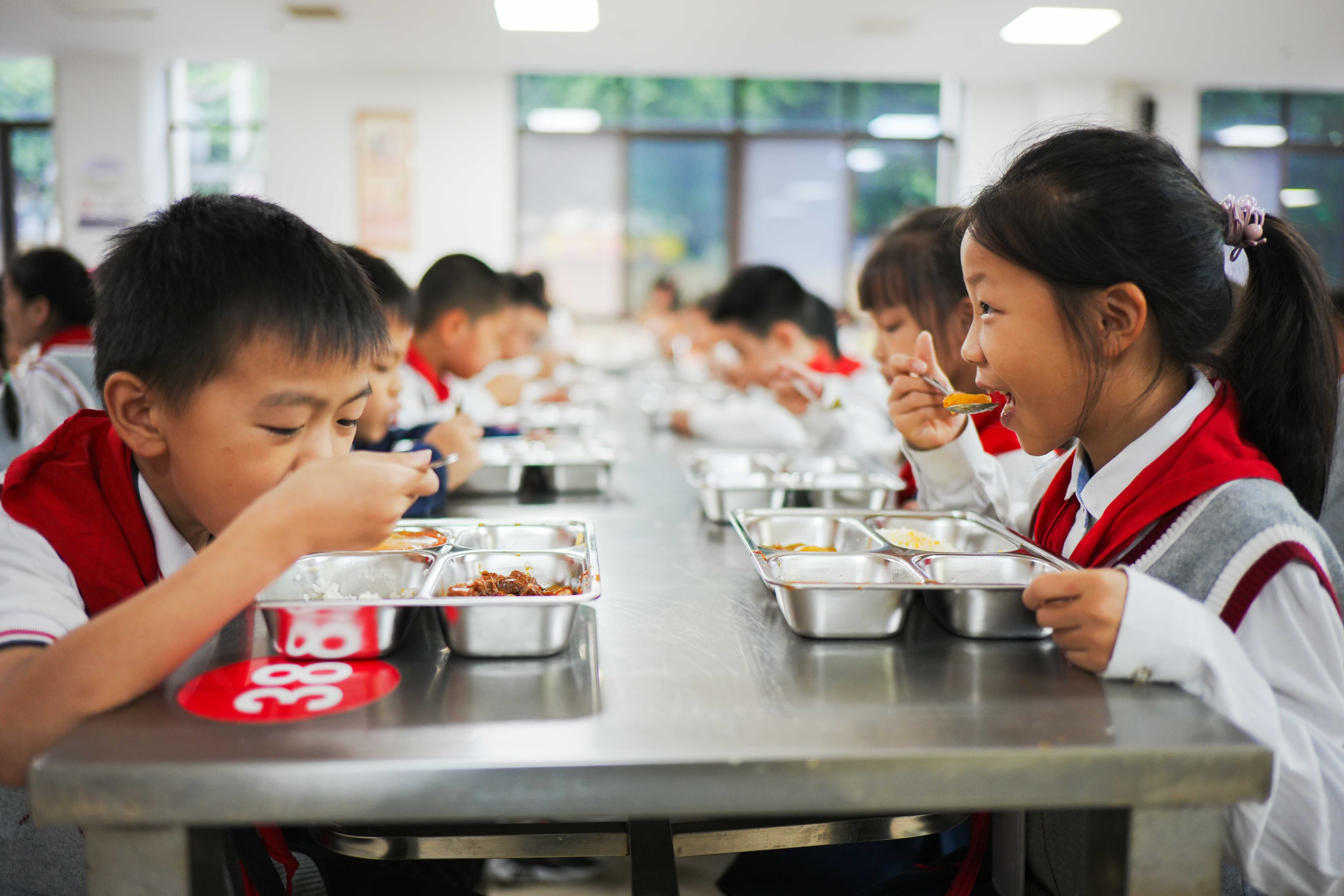 贯彻落实中央纪委四次全会精神  “放心餐”放心端上学生餐桌