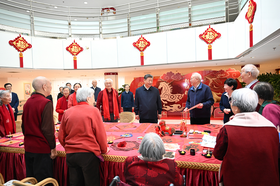 习近平春节前夕在北京看望慰问基层干部群众