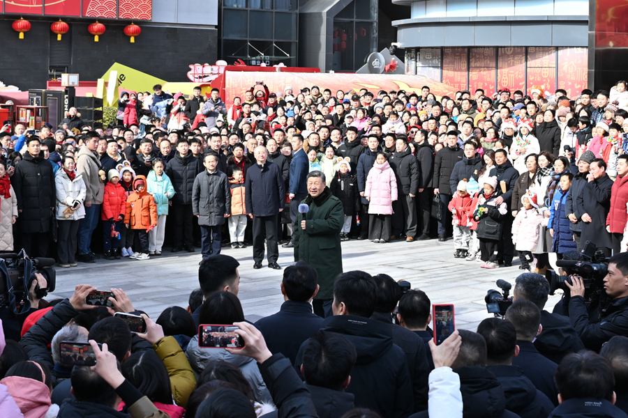习近平春节前夕在北京看望慰问基层干部群众
